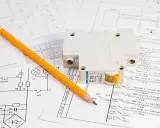 Protokół odbioru instalacji elektrycznej z wyłącznikiem i ołówkiem na schemacie.