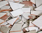 Stos gruzu po płytkach, niektóre całe, inne połamane. Dowiedz się, jak zdjąć płytki ze ściany bez uszkodzenia.