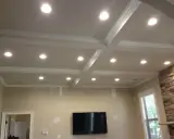 Elegancka wnęka na led w suficie z kasetonami i ozdobnymi listwami, tworząca nowoczesną aranżację wnętrza.