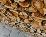 Stos drewna opałowego. Czy w piecu na pellet można palić drewnem? To zależy od modelu pieca.