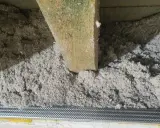 Izolacja z celulozy, która to materiał ekologiczny, wypełnia przestrzeń między drewnianymi belkami.