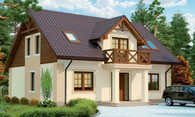 Urokliwy dom z beżową elewacją, brązowym dachem i drewnianymi elementami, otoczony zielenią.